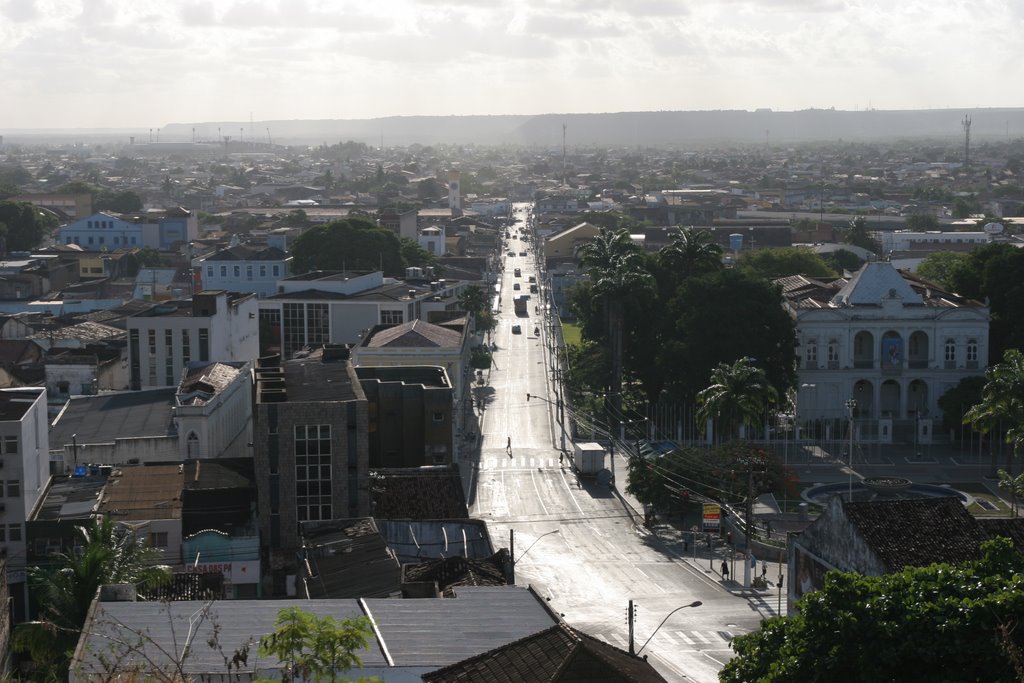 Avenida Moreira e Silva, à esquerda no fundo, vemos o estádio Rei Pelé (Trapichão) by Charles Northrup