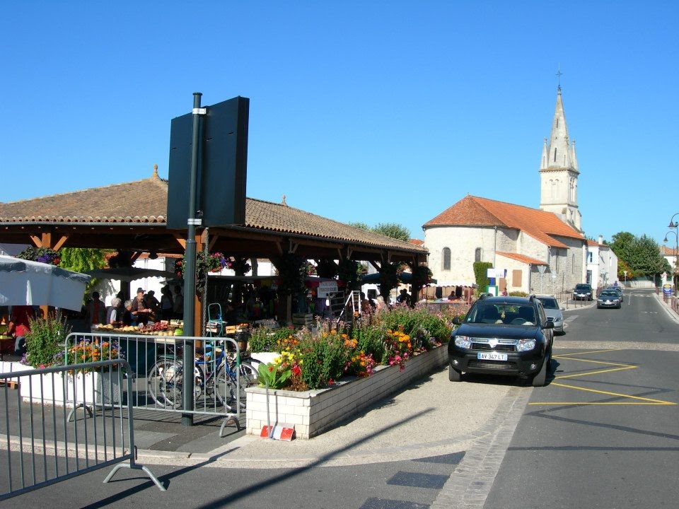 Centre ville des Mathes, les halles est l'église by IERONIMUS