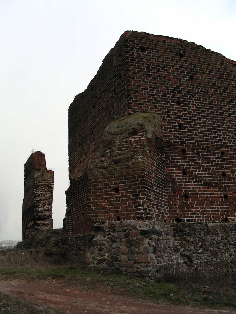 Castle in Koło (Spring 2008) by dziamgacz