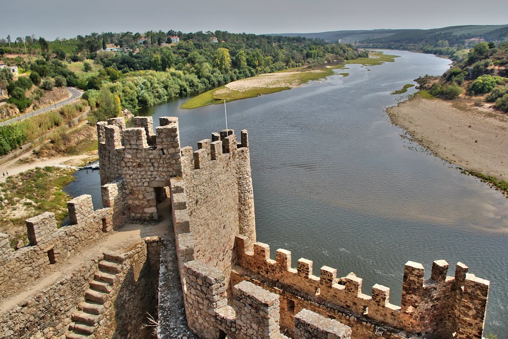 Castelo de Almourol e vieta do Rio Tejo, Santarém,Portugal. by Luciano Guedes