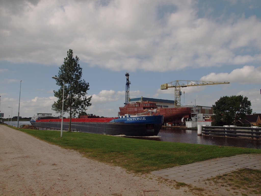 Binnenvaart schip Antonie, met op de achtergrond de werf van Gerkesklooster (BB) by Bayke de Vries