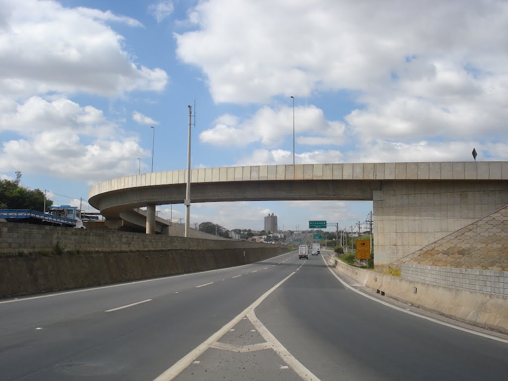 Rodovia Anhanguera SP-330 / Campinas-SP, via marginal sentido Capital, à frente acesso à avenida J. B. Dunlop. by Edson Reis