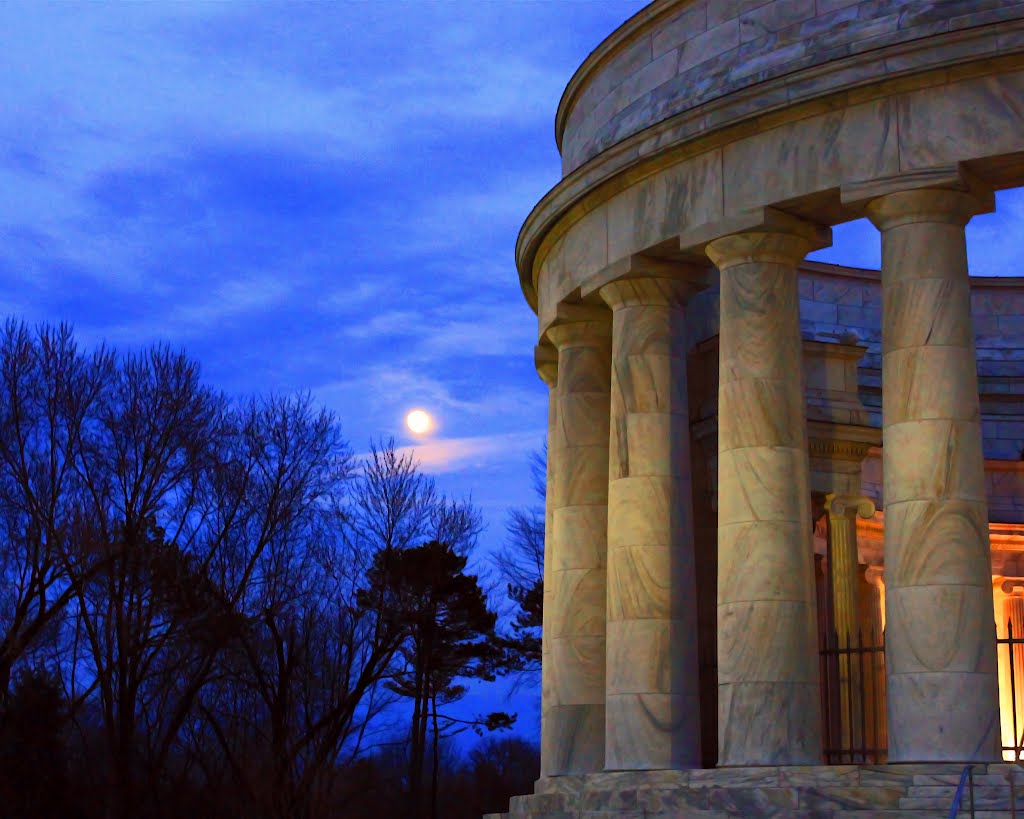 Moon over the Memorial by toddwendy