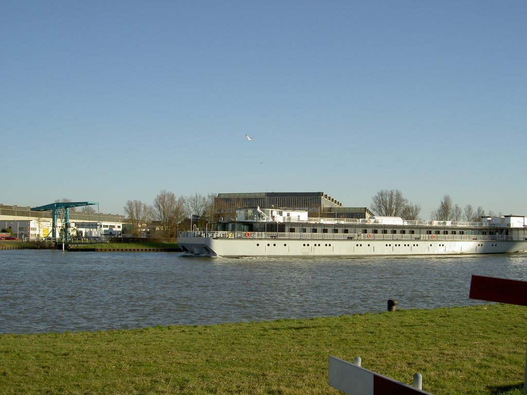 Amsterdam-Rijnkanaal. by benvanloozenoord