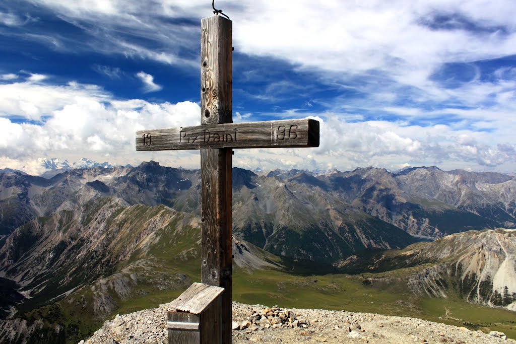 Schönes Gipfelkreuz auf dem Piz Deint by Uwe Häntsch