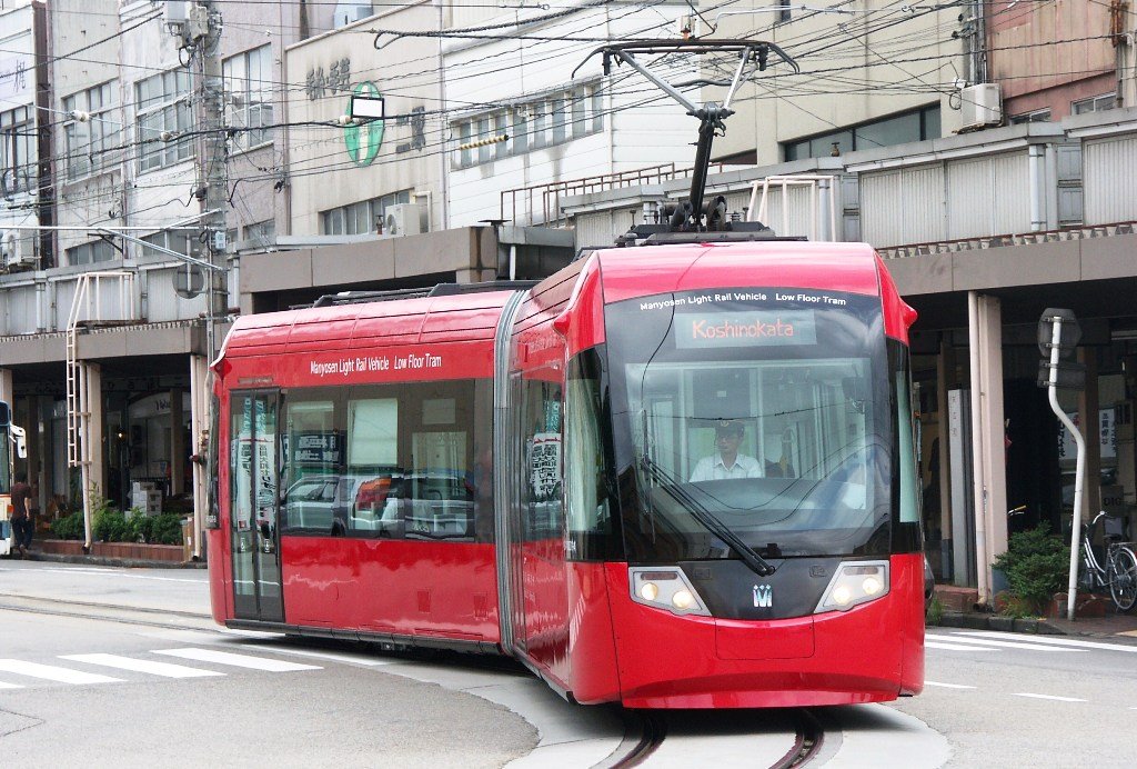 万葉線の電車(a tramcar in Takaoka city/Manyou line) by Tomo Satoshy