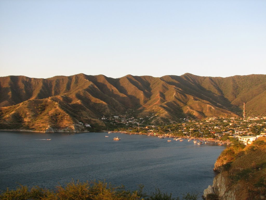 Bahía de Taganga - Sierra Nevada de Santa Marta. by Ed.Me.Mo.