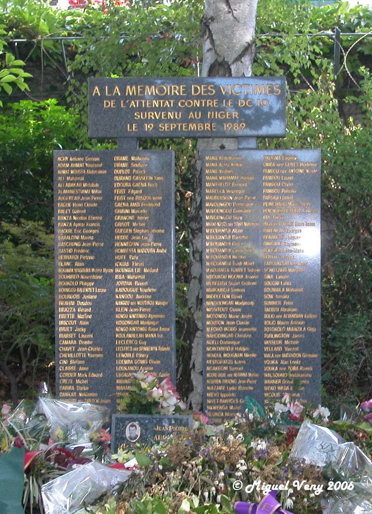 «A la memoria a las víctimas del atentado contra el avión DC-10 en Tenere (Níger)» Cementerio Père-Lachaise - Rue du Repos - París - Francia by Miguel Veny