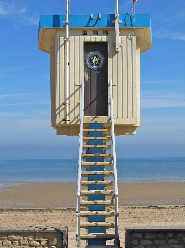 Poste de surveillance, plage de Lion-sur-Mer by daniel wilk