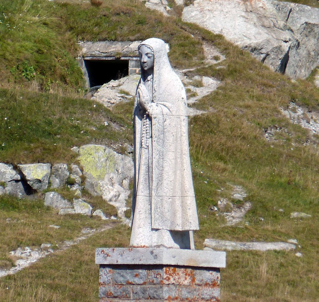 Statua al passo del Gottardo by Fabrizio Tonna