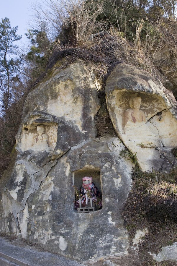 Crowd of Statue of Buddha sitting on the edge of a cliff（薬師如来磨崖仏群） by urapyon