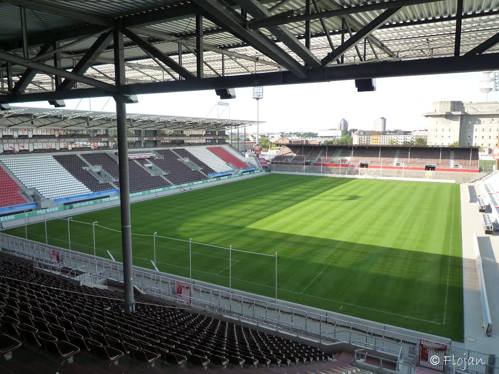 Blick aus der Südtribüne ins leere Millerntor-Stadion des FC St. Pauli by Flojan