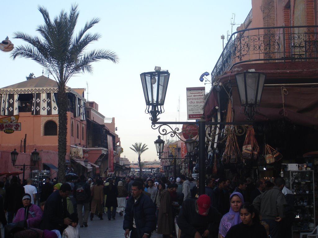 Calle acceso a Plaza Jemaa el Fna. Al fondo by fontriego