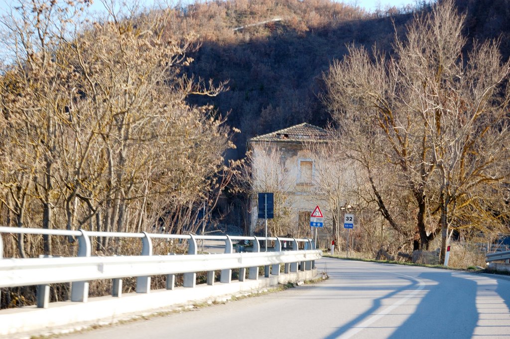 Strada statale 92 (ex stazione della Camastra) by apas