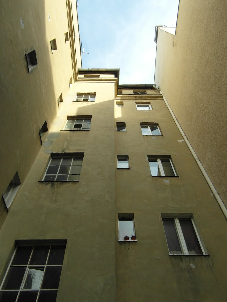 Diverse Fenstergrößen im Hinterhof by IngolfBLN