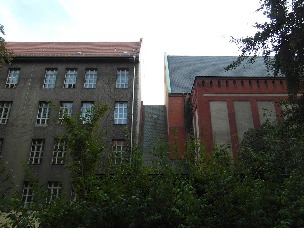 Schule und Kirche nebeneinder verbunden by IngolfBLN