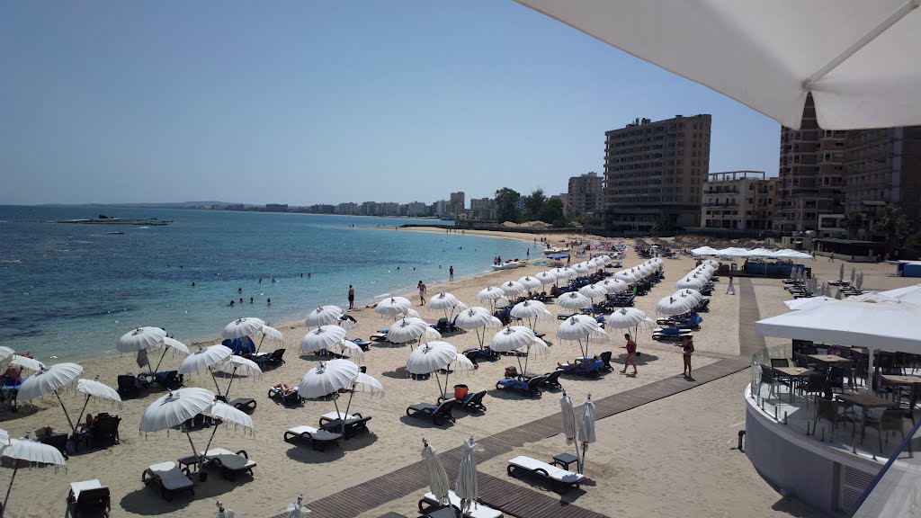 Famagosta: vista sulla spiaggia "risparmiata" a Varosha by Maria Rosaria Penna