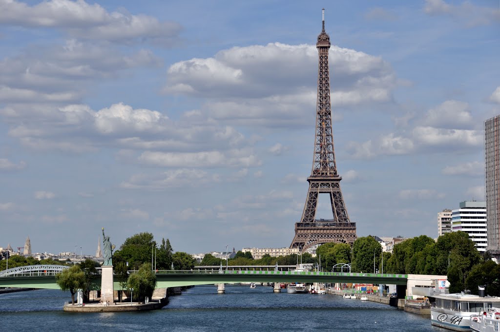 Paris : Patrimoine, Statue de la Liberté et Tour Eiffel. by Y. A, Villyssois.