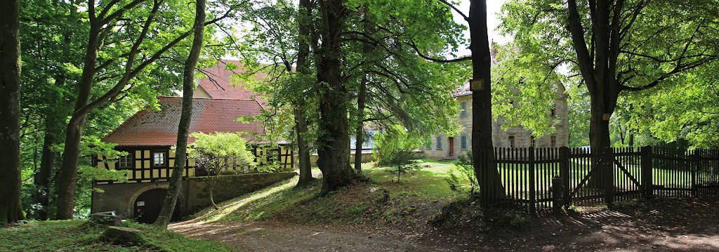 Hollfeld-Wiesentfels Blick von der Lindenallee auf das Schloss by Contessa