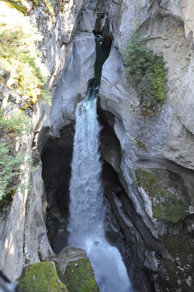 Maligne Canyon Waterfall in September by triumph061