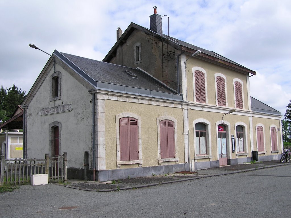 Treinstation Saint-Gervais-d'Auvergne by jschep