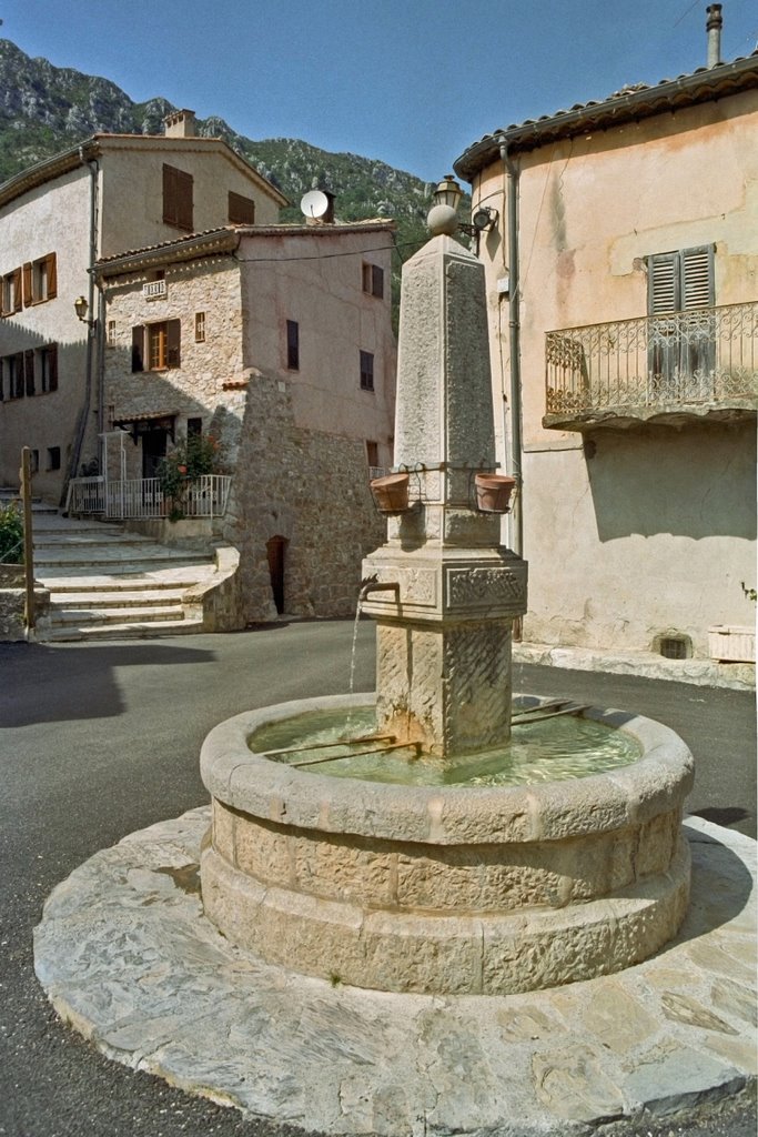 Brunnen in Le Mas by gkmedien