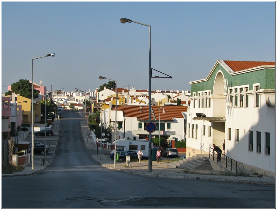 Rua Henrique Santana e Extensão de Saúde da Charneca da Caparica by Barragon