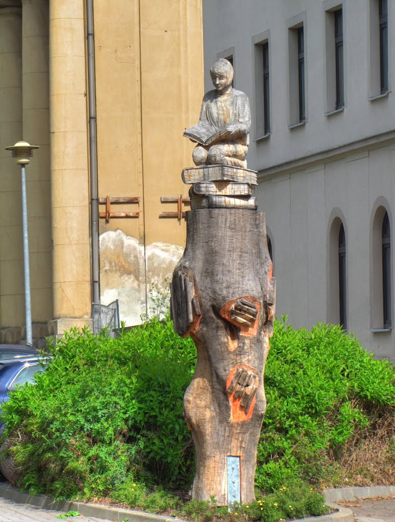 Aue - Holzskulptur vor der Stadtbibliothek by Rudolf Henkel