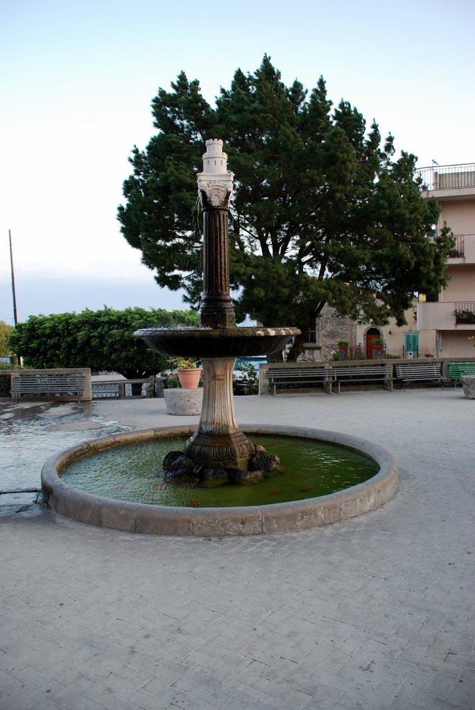 La fontana di Forza d'Agrò by Marcello Mento