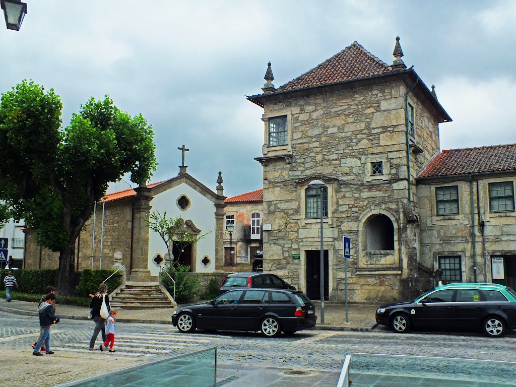 Apilla y edificio señorial, Vila Verde, Braga. Portugal. by Valentín Enrique