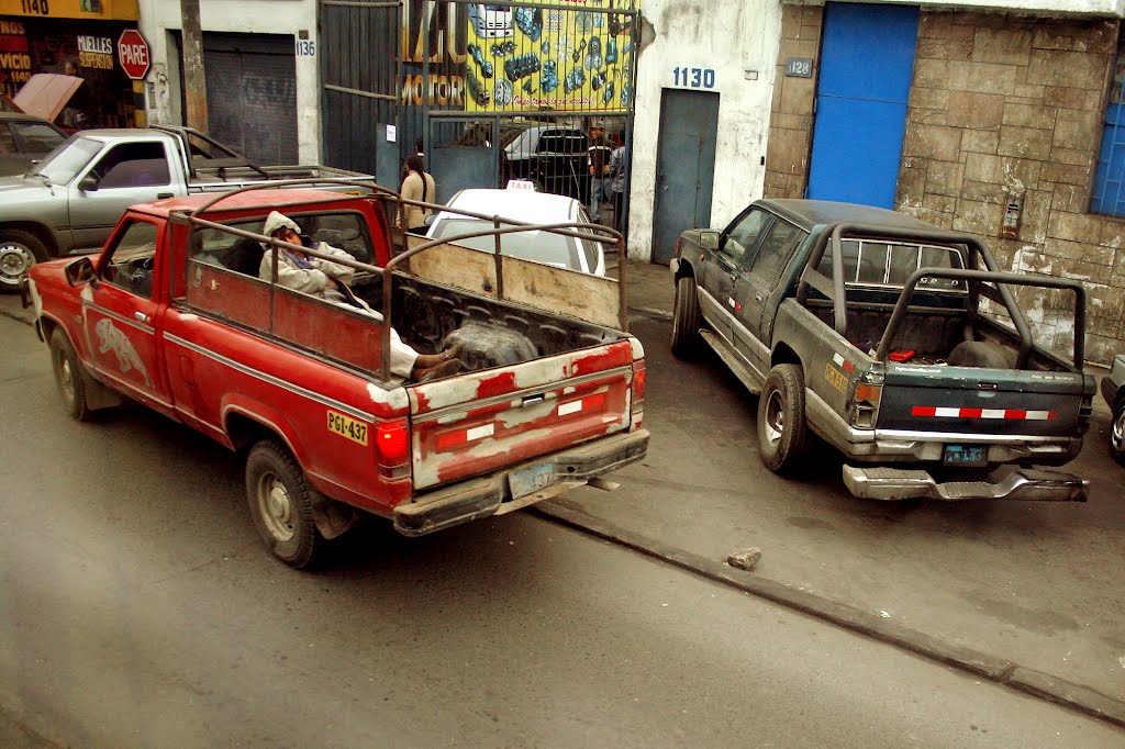 Durmiendo en la camioneta by Michael Jean Claessens