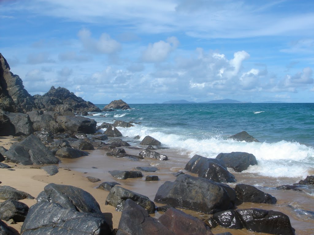 Mackay, Slade Point Rocks by Australia-Steve