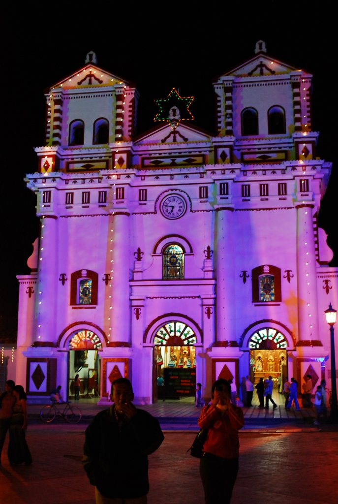 Guatapé, en la noche by Alexander Duque Leyt…