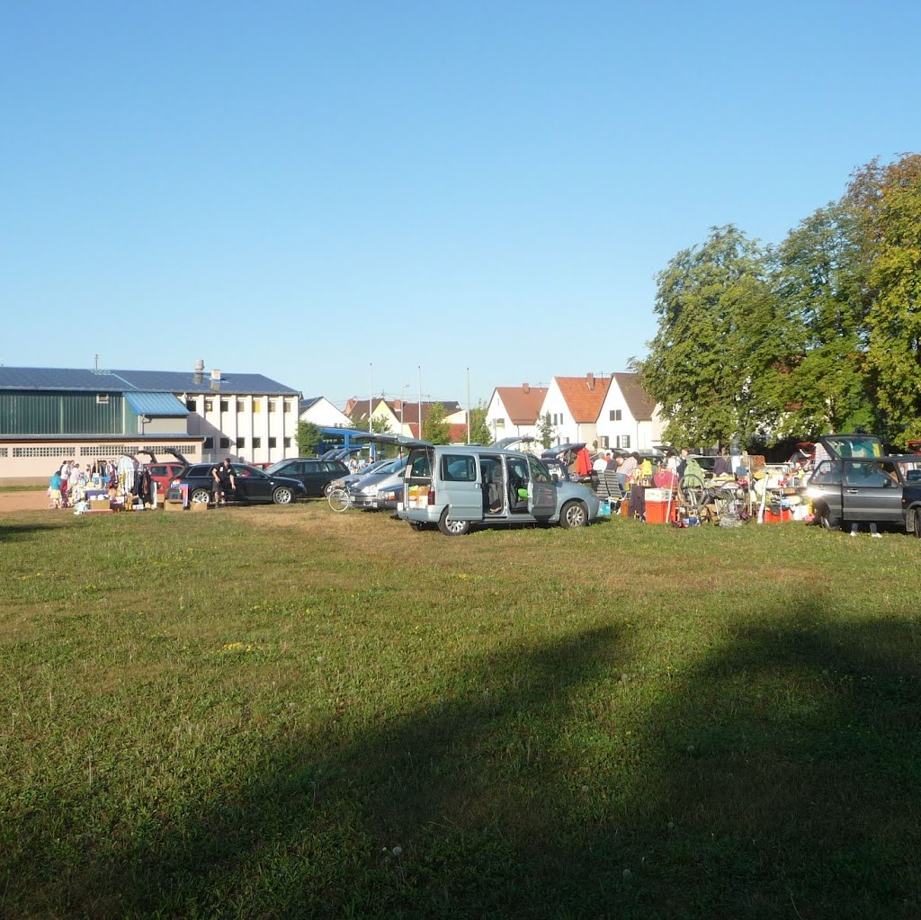 Flohmarkt auf dem Sportplatz by Immanuel Giel