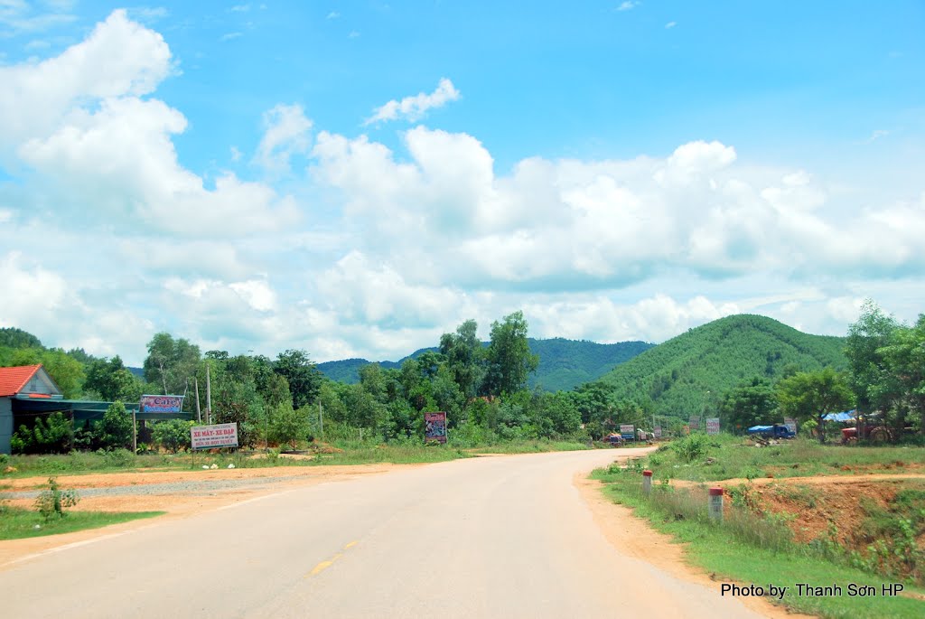 Phong cảnh ven đường HCM, địa phận Thái Hòa, Nghĩa Đàn, Nghệ An by Nguyễn Thanh Sơn