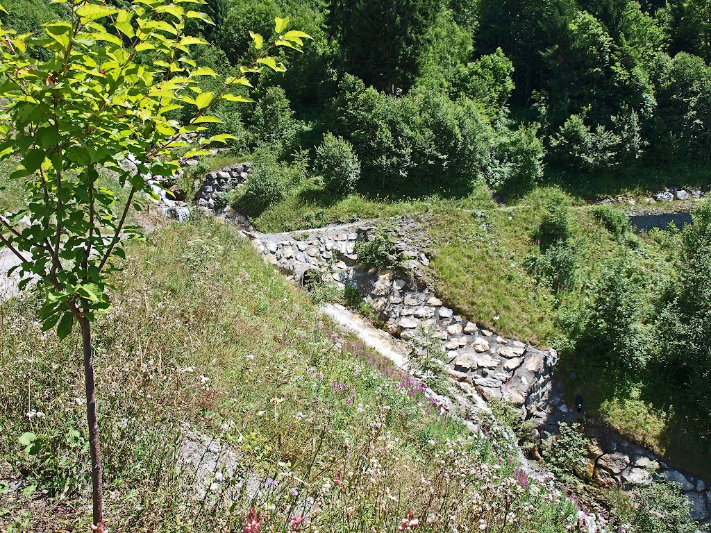 Cascade aan de D71 tussen Cohennoz en Crest-Voland by Wim Constant