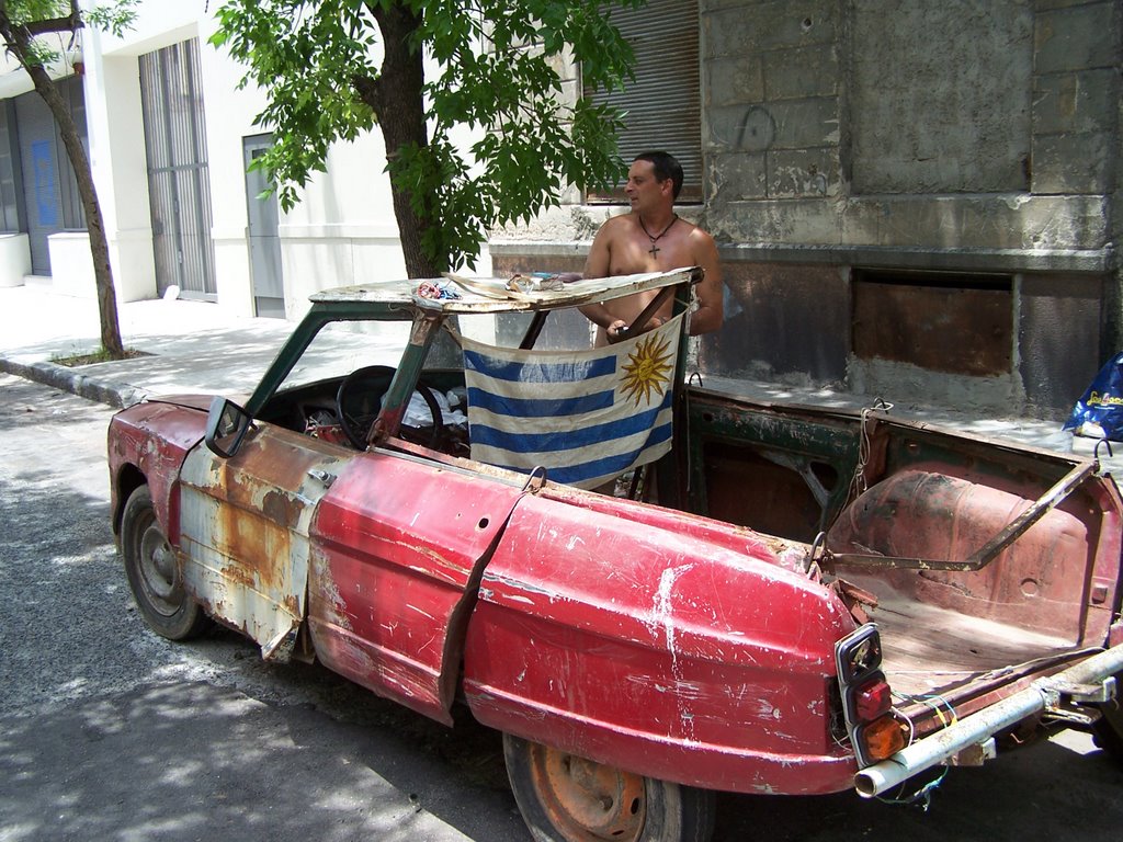 Un trabajador de los puestitos callejeros(el auto le funcionaba el motor y la radio!) by nubetren