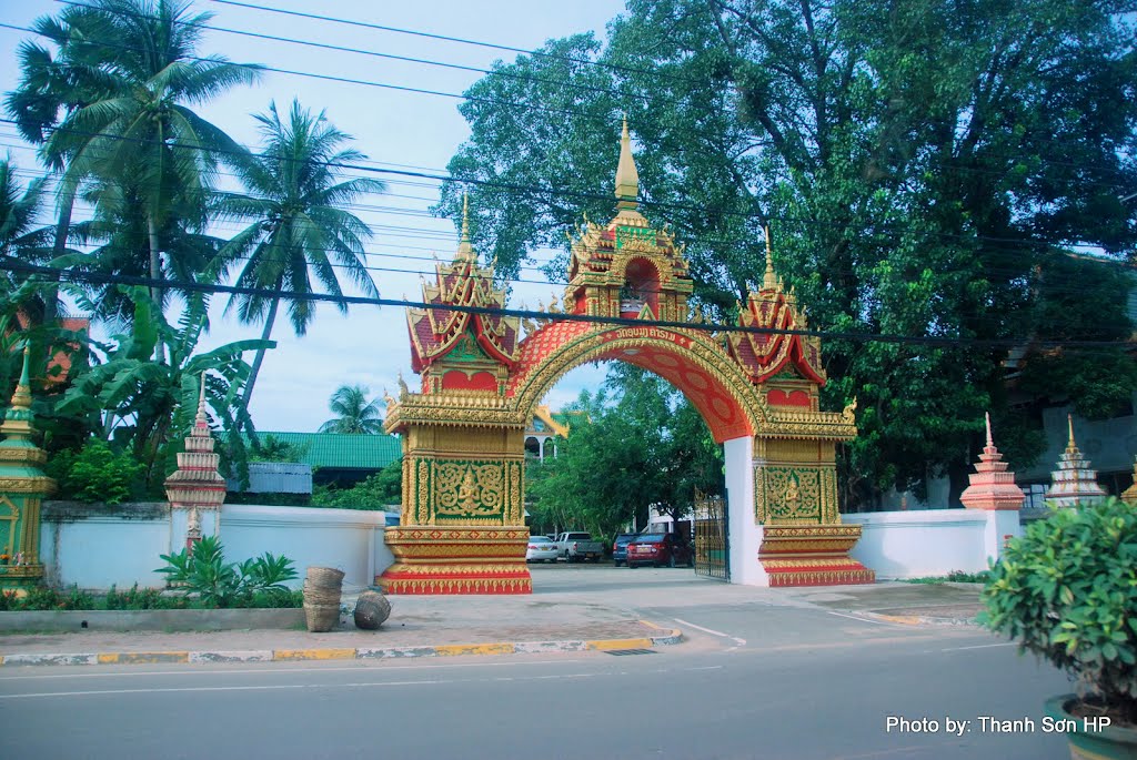 Một ngôi chùa ven đường Viên Chăn đi Luông Prabang by Nguyễn Thanh Sơn