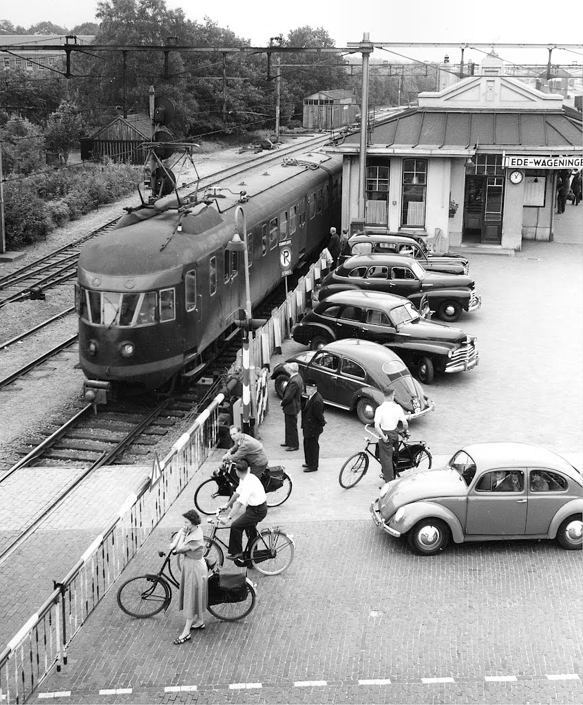 Ede; spoorwegovergang 09-1954 by Akufotodienst