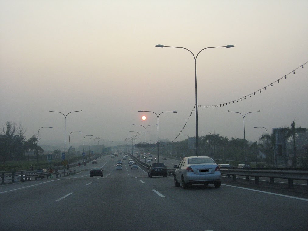 Sunrise - hazy morning in Klang by tonyng.my