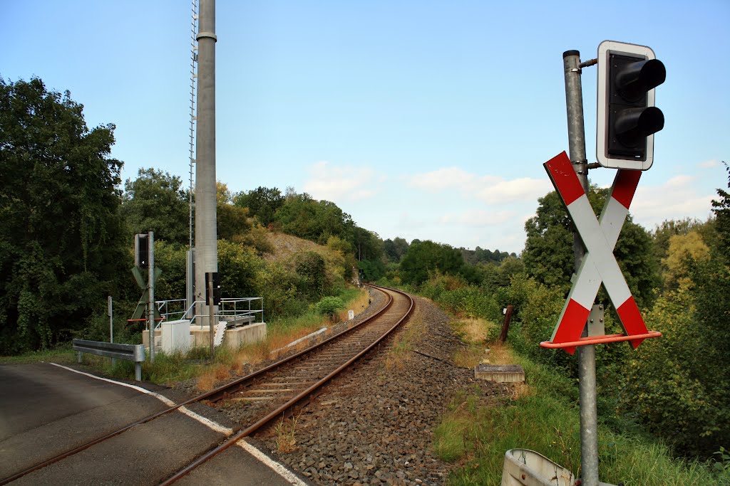 Exclusiver Bahnübergang auf einem Feldweg in einer Sackgasse by oller rainer