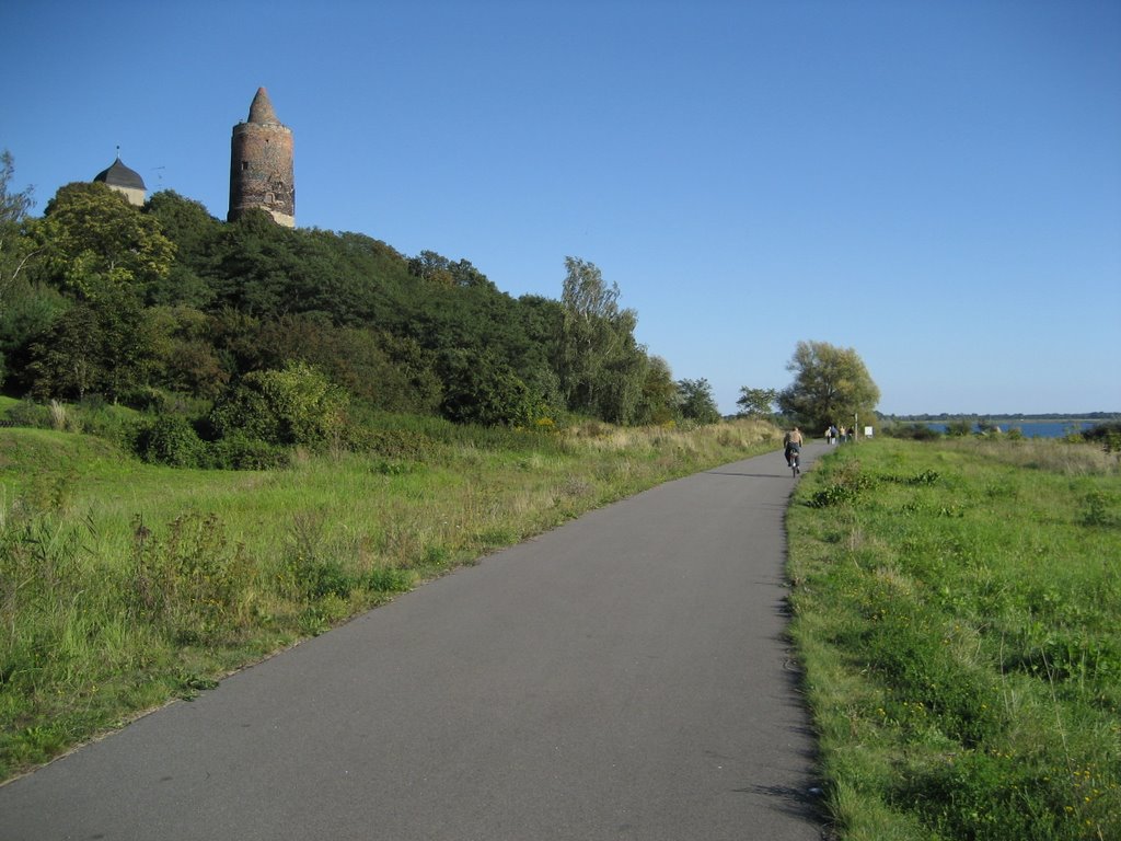 Radweg am Roten Turm by C R