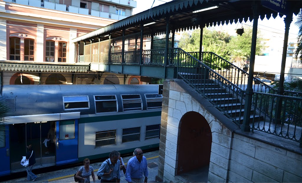 2012, il ponte pedonale della Stazione Ferroviaria di Genova Pegli by Giovanni Mirgovi