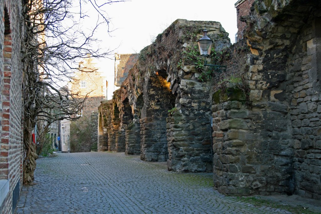 Stadsmuur Klein Grachtje Maastricht by Bert Kaufmann