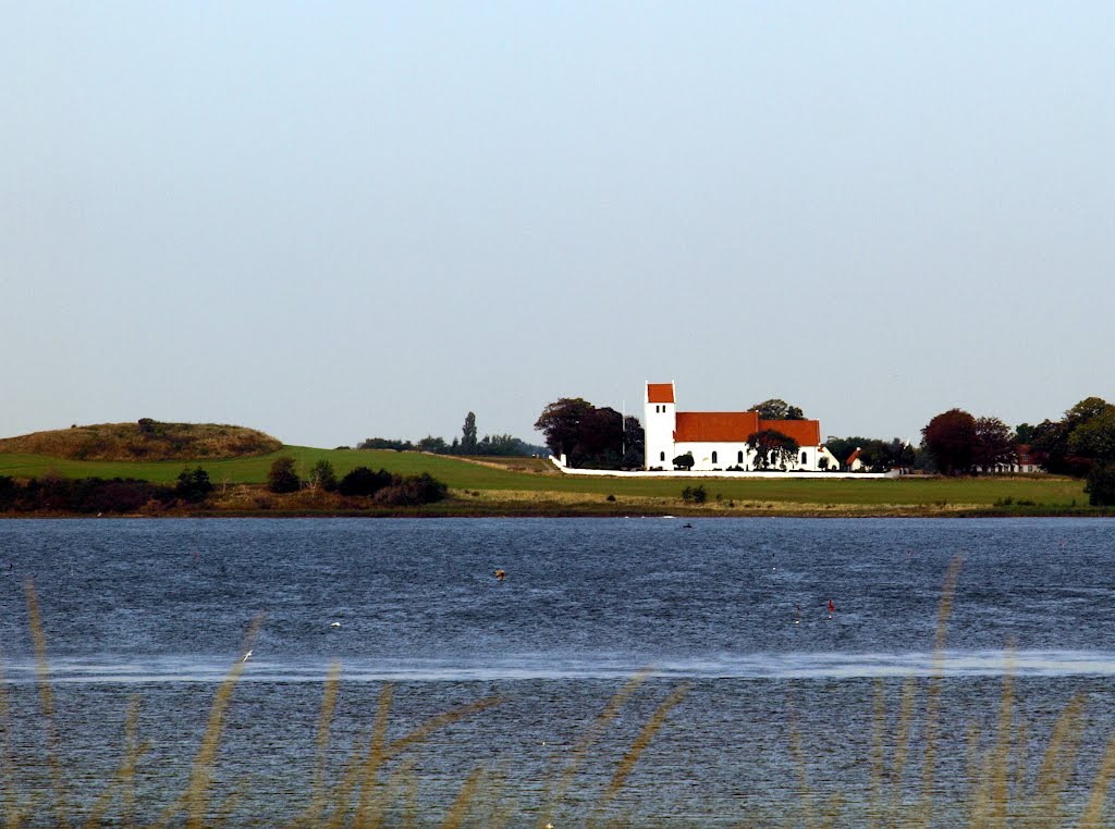 Tårnborg kirke og voldsted set fra sydsiden af Noret by Olav Sejeroe