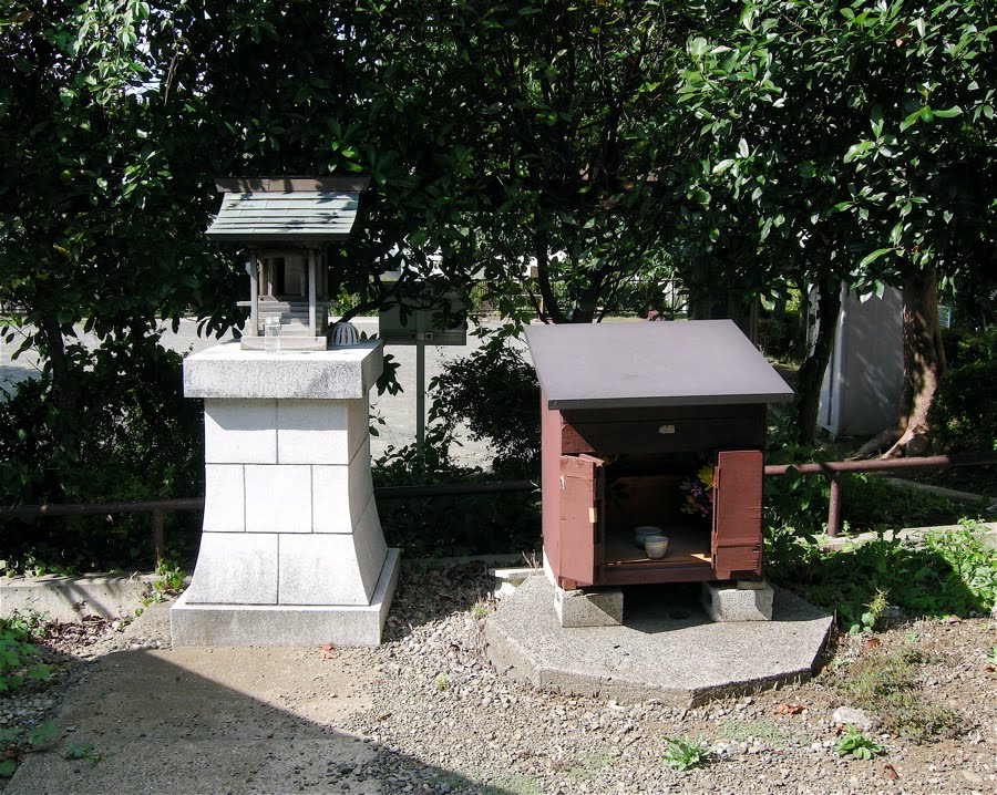 祠 (Small shrine) by yossy