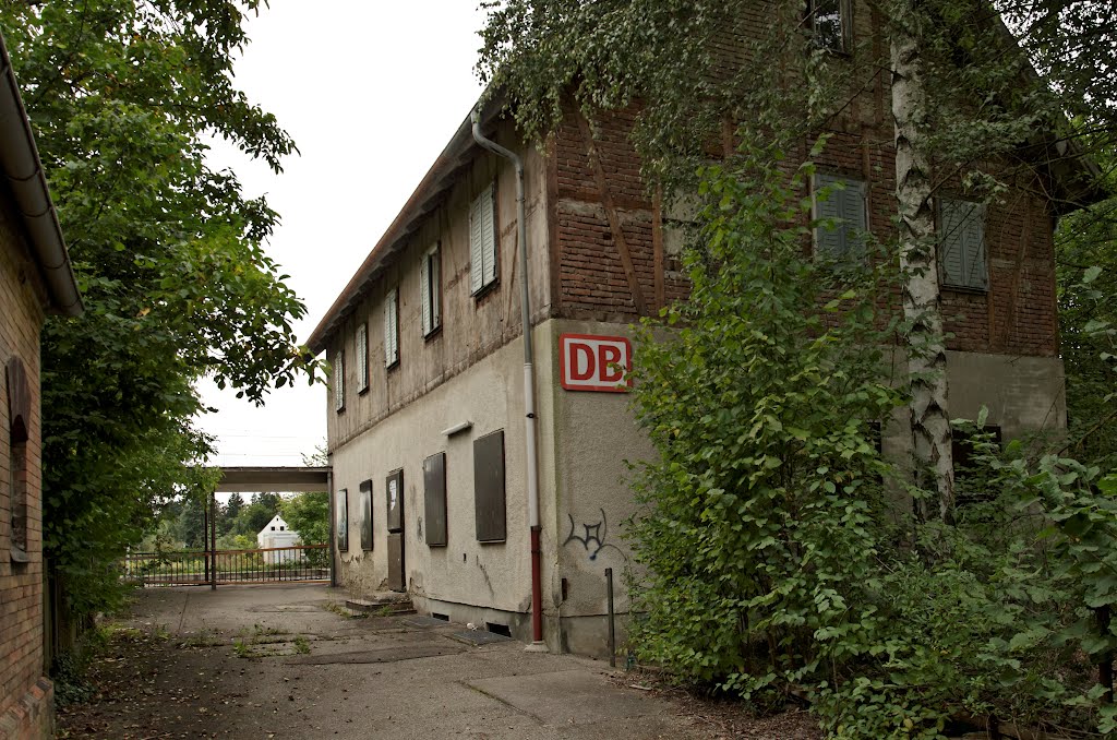 Bahnhof Gersthofen von der Zugangsseite aus gesehen, Bayern, September 2012 by PETEGE