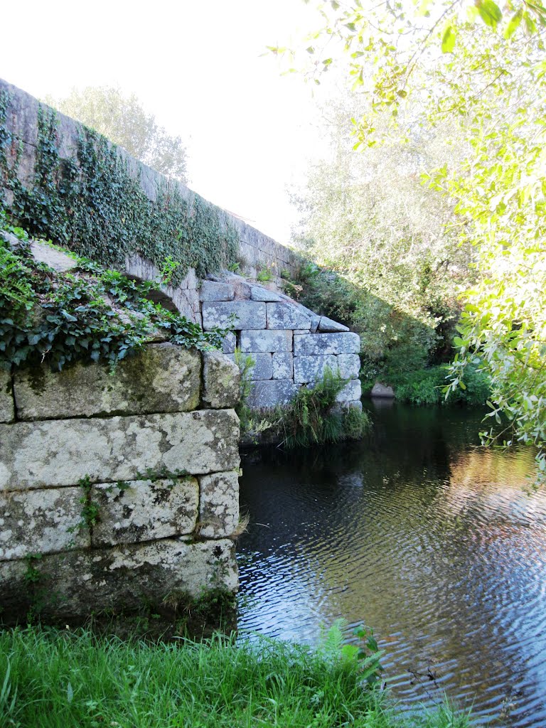 Contrafortes da ponte by AJFAlmeida