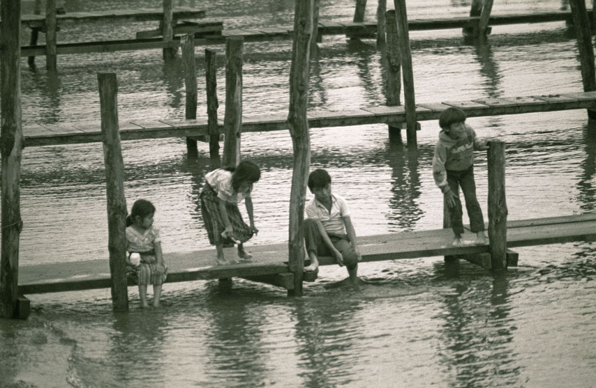 Sortie d'Ecole (septembre 1995 Ponton sur le lac Atitlan, Panajachel, Guatemala) by Nick Ad@ms