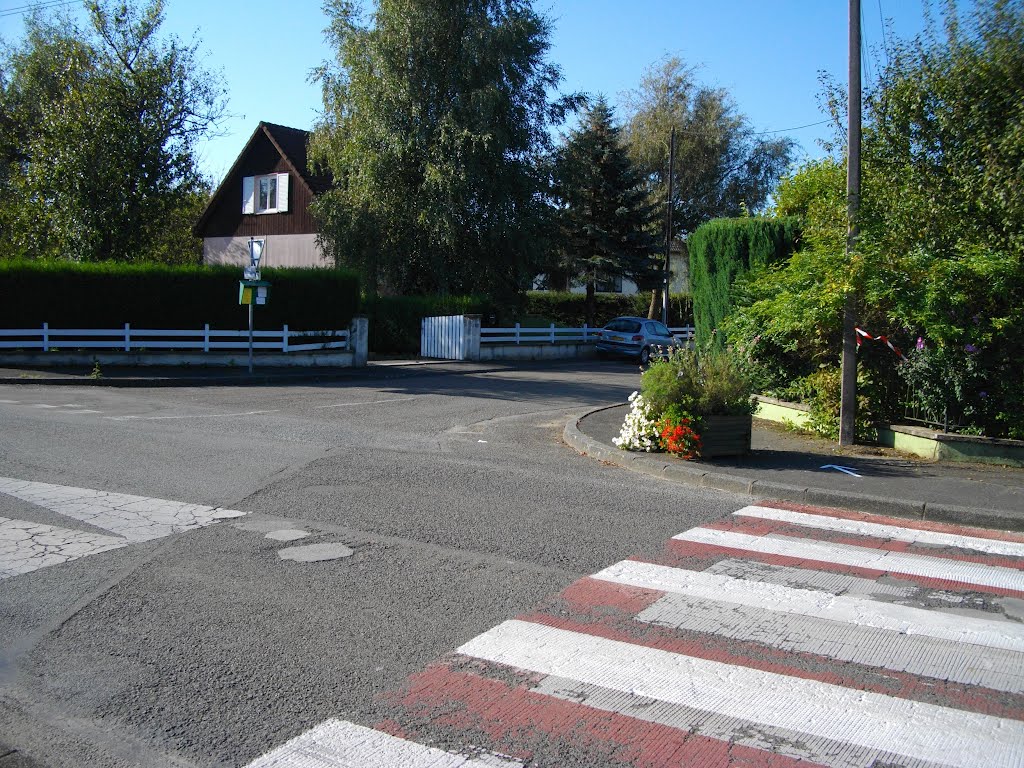 Début de la Rue des Moulins à Vent depuis la Grande Rue à Ste-Marie by Claudius B.